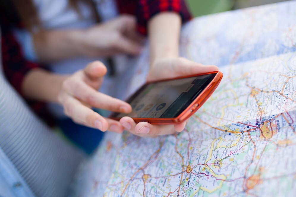 a girl search a location by using their phone